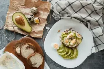 Assiette d'avocats et oeufs, des graisses mono-insaturées